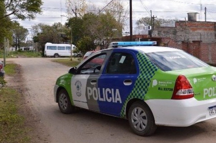 Locura y descontrol en Villa Elvira: un joven atacó a golpes a la Policía mientras intentaban detenerlo