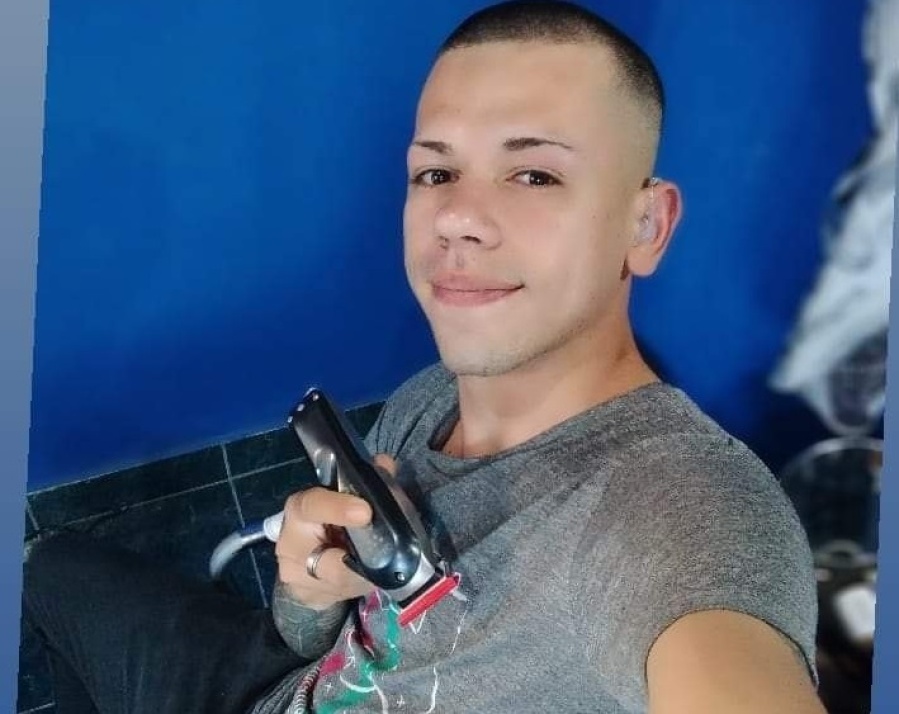 Peluquero platense solidario hace cortes gratuitos a niños: ”Desde los 15 años mi sueño es ayudar a la gente de la calle”