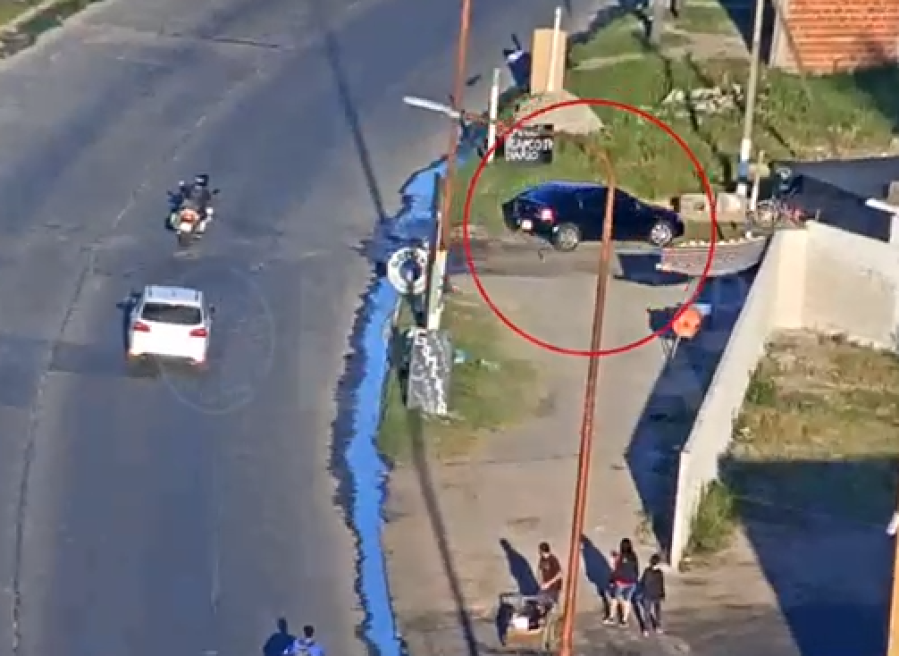 Tiró 2 bolsas de cocaína sobre una casa antes de iniciar una persecución en La Plata