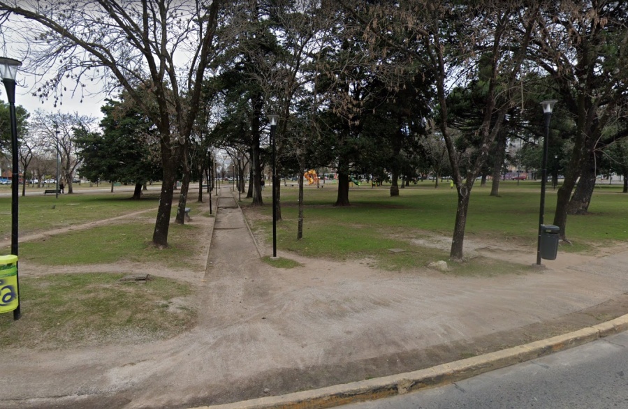 Hartazgo en Plaza Azcuénaga por la constante circulación de motos