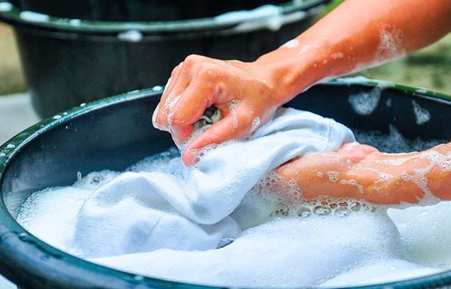 No tiene trabajo así que armó un ”lavadero” casero en La Plata: ”No quiero que a mis hijas les falte un plato de comida”