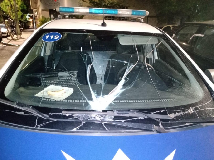 Vecinos de La Favela de Tolosa atacaron a piedrazos a la policía: patrulleros destrozados y un agente lesionado
