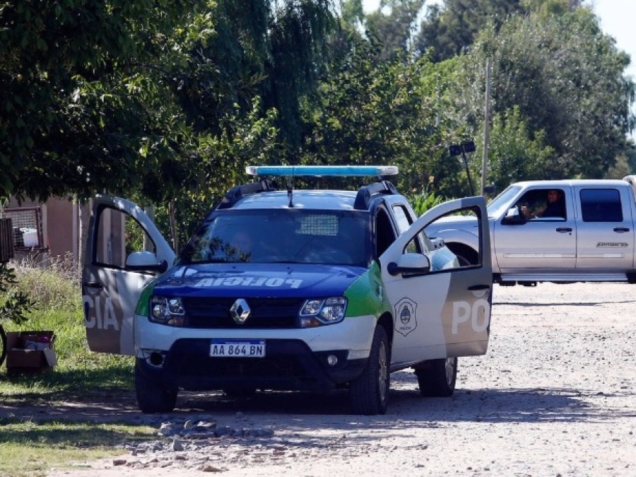 Dormía y cinco ladrones entraron a su casa en Etcheverry: lo amenazaron de muerte por 11 mil pesos