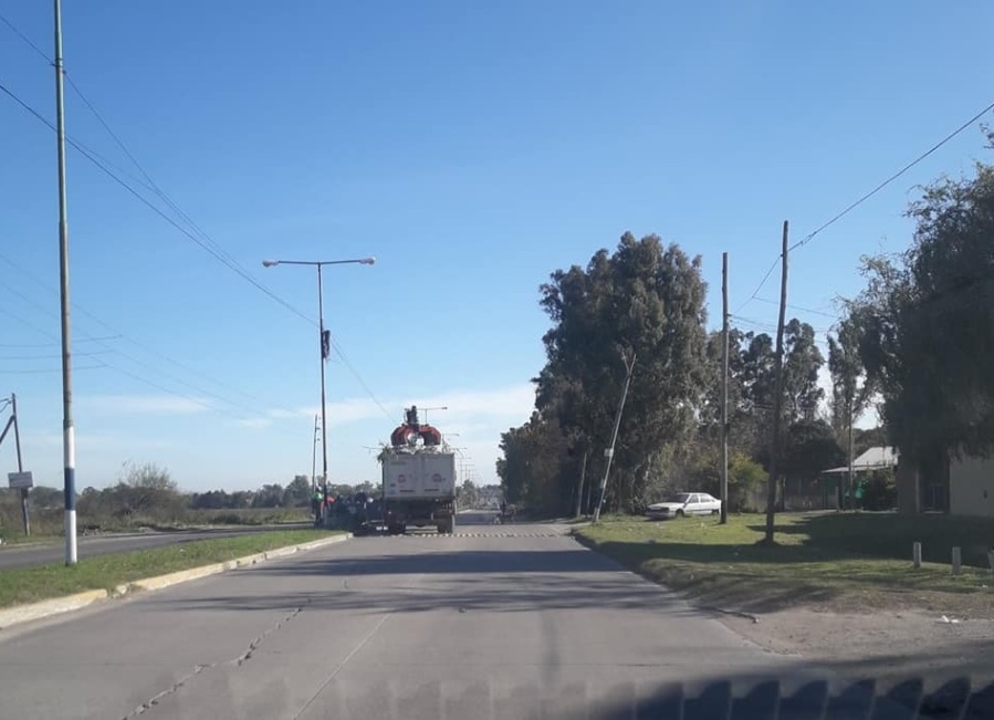 Un poste inclinado en avenida 13 está a punto de caerse y los vecinos temen que haya una tragedia