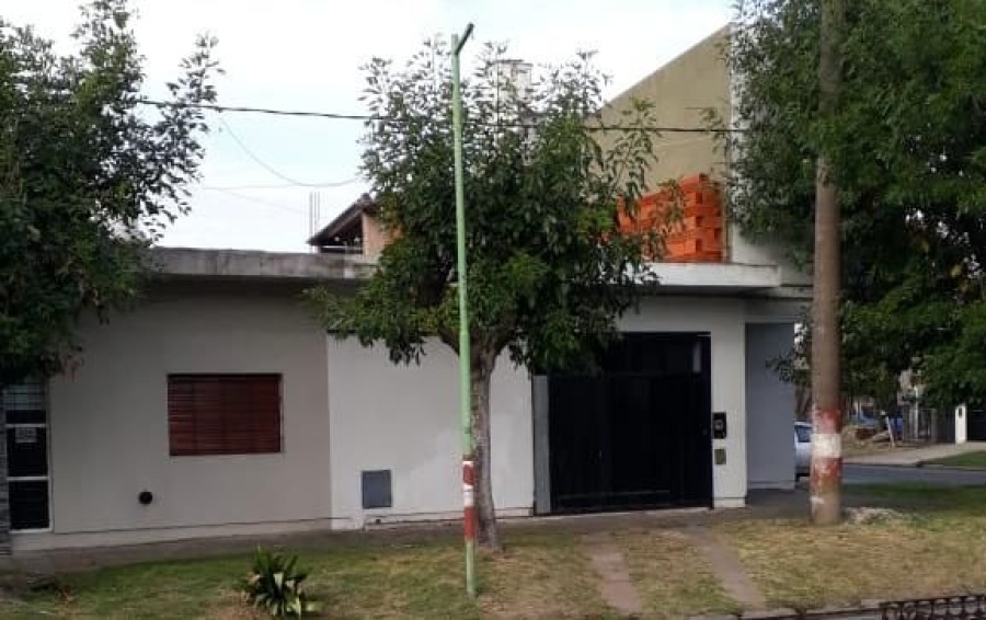 Reclaman por alumbrado público en una cuadra de Tolosa: ”Hace meses que vivimos a oscuras”