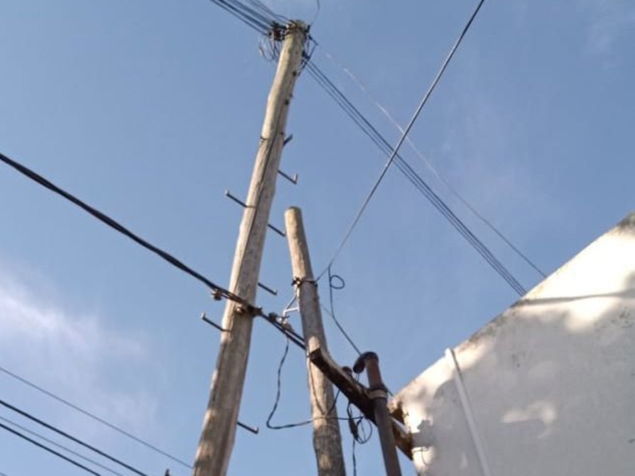 Un poste de telefonía está a punto de caerse y crece la preocupación en San Carlos