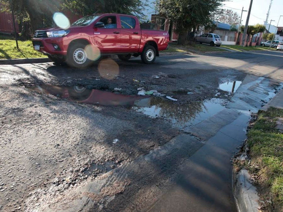 Los vecinos de 42 y 134 ya no toleran los pozos en las calles