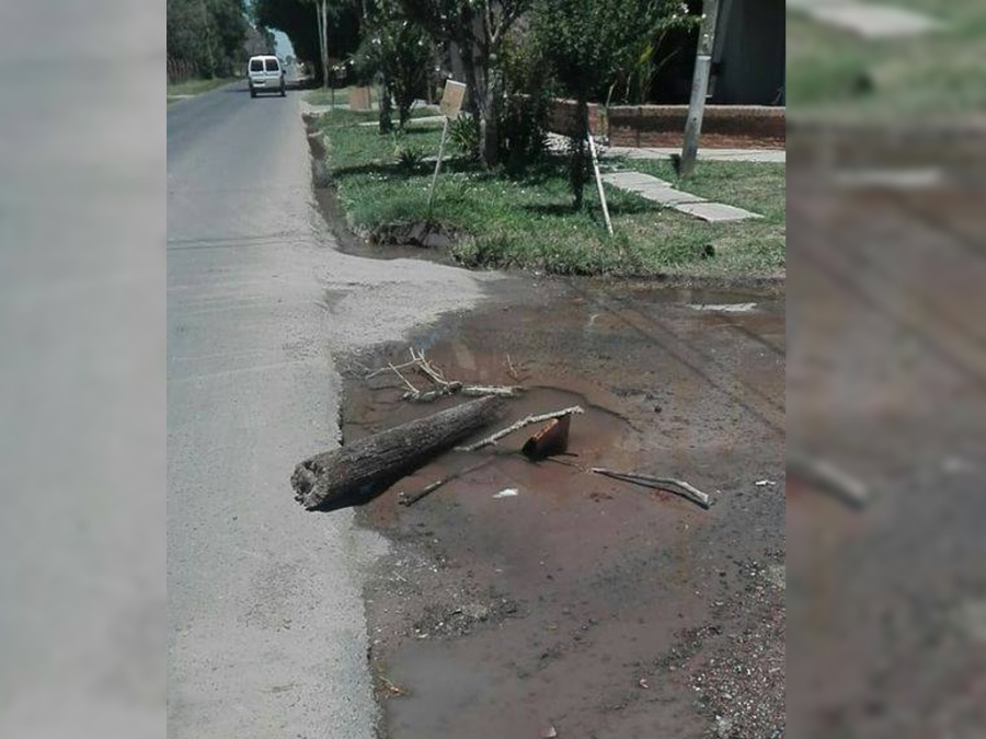 Una pérdida de agua provocó un enorme pozo en Barrio Aeropuerto