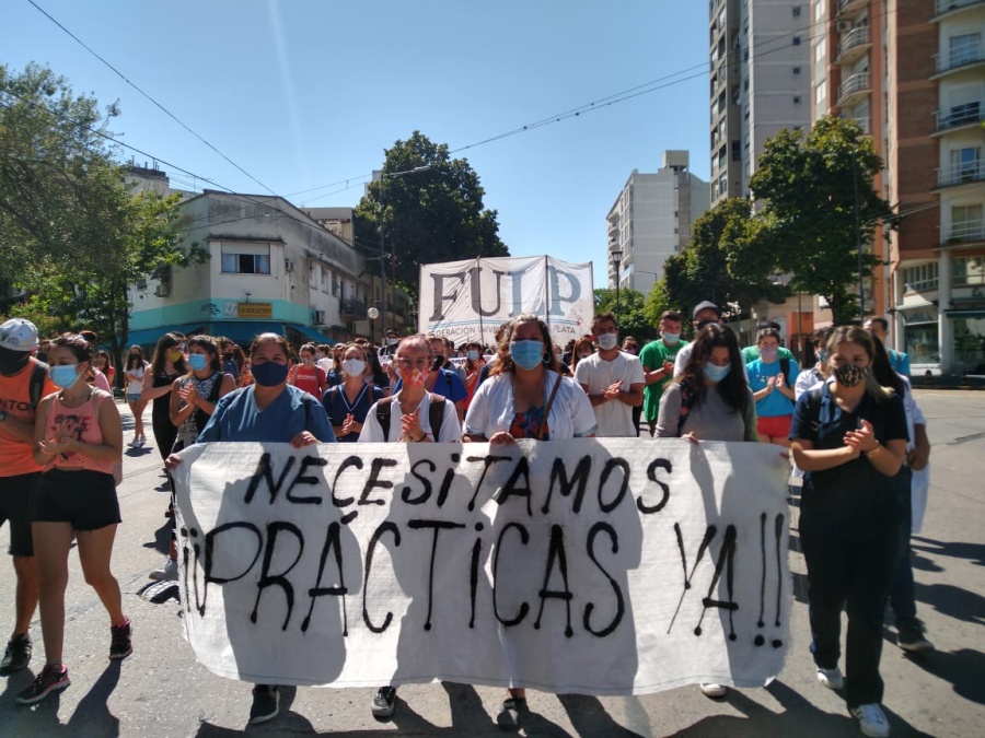 Alumnos de 5 carreras de la UNLP se movilizaron y protestaron frente al Rectorado: ”Sin prácticas, no hay profesionales”