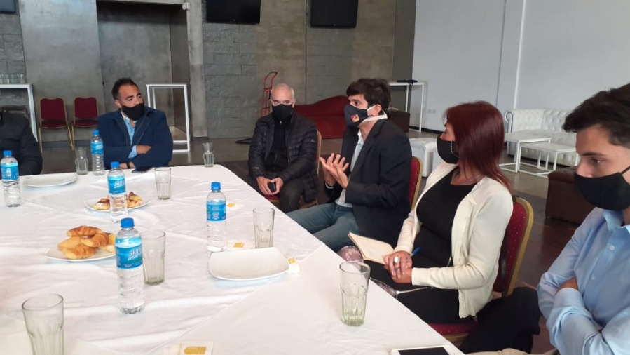 Marcelo Peña y el fiscal Marcelo Romero se mostraron con los referentes platenses de Espert y Milei