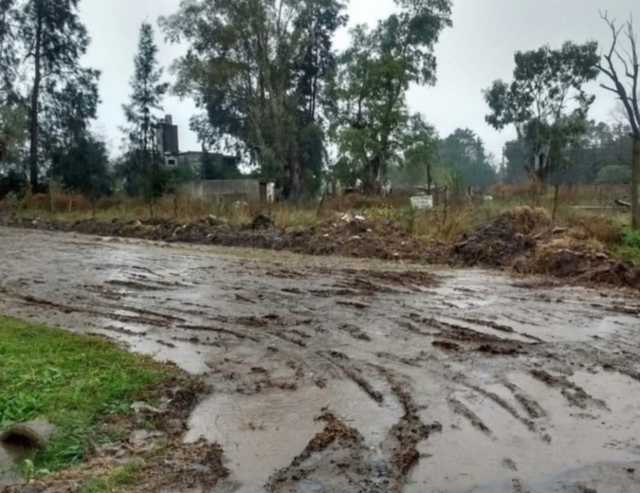 Garro presentó una obra con bombos y platillos de El Rincón y los vecinos le respondieron con fotos lamentables de las calles