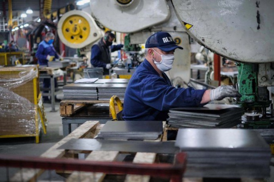 Oficializaron el aumento del salario mínimo, vital y móvil: de cuánto será en cada etapa