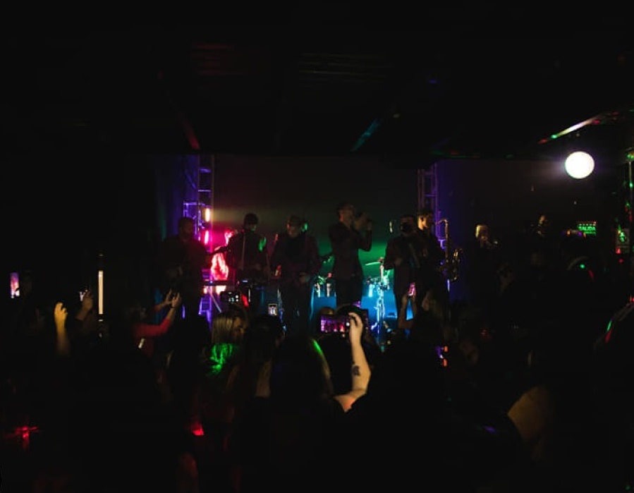 El bar ”La Queimada” de La Plata se convirtió en boliche en medio de la pandemia y llenó el 80% de su capacidad