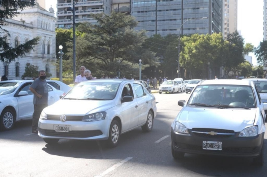 La denuncia por licencias de remises ”robadas” en La Plata llegó al Concejo Deliberante y exigen información al municipio