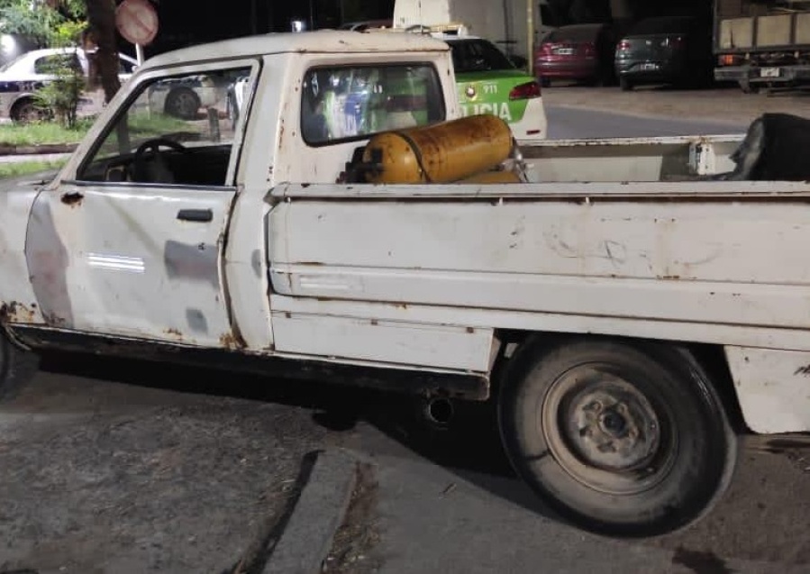 Un plan poco romántico en Melchor Romero: son novios y robaban cables de luz durante las noches