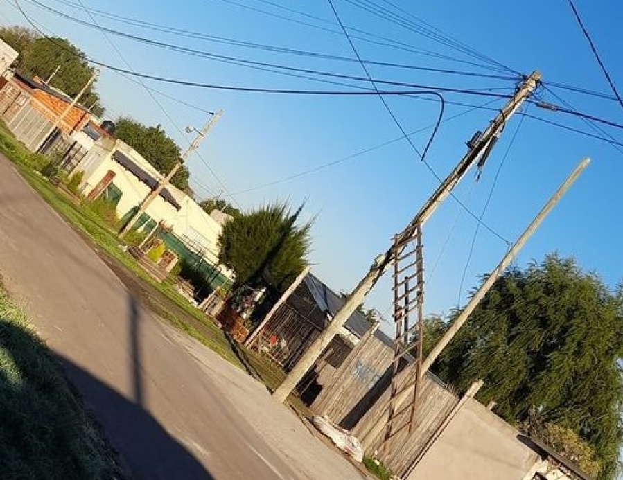 Vecinos de Los Hornos se quedaron sin internet por un fugaz robo: los ladrones dejaron la escalera