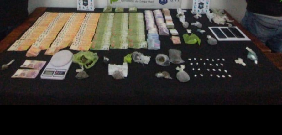 Atraparon a dos sujetos que vendían drogas en Altos de San Lorenzo y usaban una gomería como pantalla