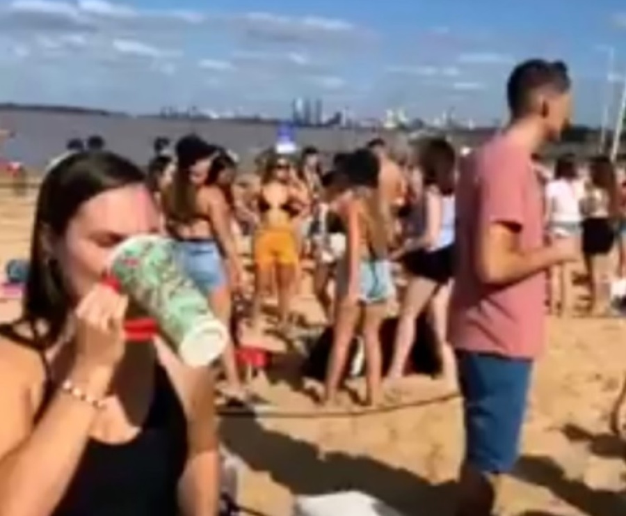 Fiesta masiva de alumnos en Rosario: el decano de Medicina los citará y la empresa municipal reconoció errores de control