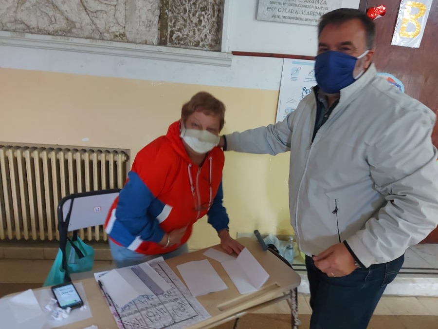 El candidato a la interna radical, Diego Rovella, visitó la Escuela N°11 de La Plata