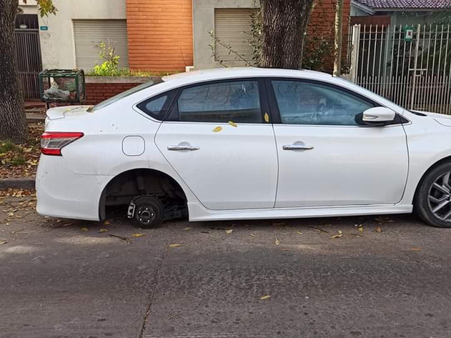 Dejó su auto estacionado en City Bell y cuando volvió le habían robado las ruedas