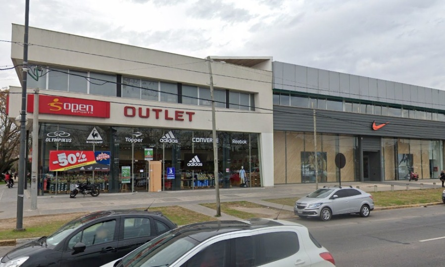 Mecheros menores de edad fueron detenidos tras intentar robar en un outlet de Camino Centenario