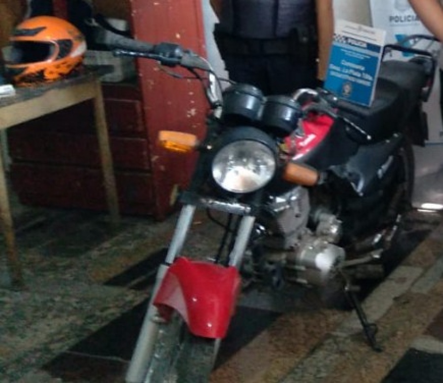 Lo detuvieron y descubrieron que circulaba en una moto robada en Avenida 44
