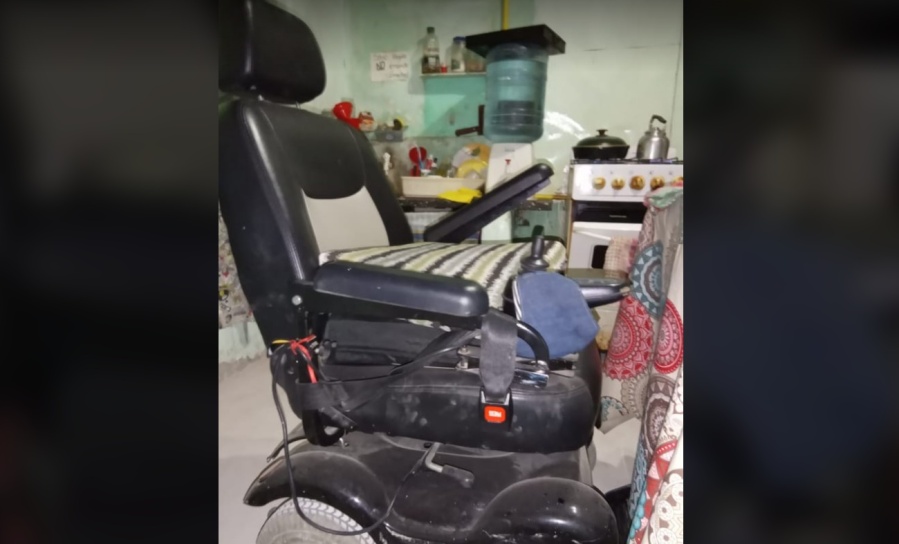Sufre distrofia muscular, es de Ensenada y necesita una batería nueva para trasladarse en su silla de ruedas