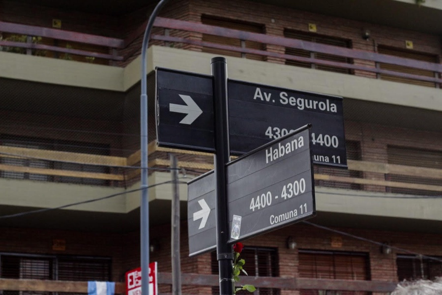 Modificaron el cartel de la mítica esquina ”Segurola y Habana”, en homenaje a Maradona