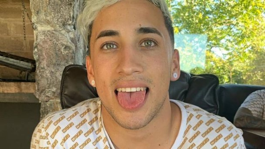 Acusaron de ”okupa” al youtuber Yao Cabrera y atacó un móvil de televisión