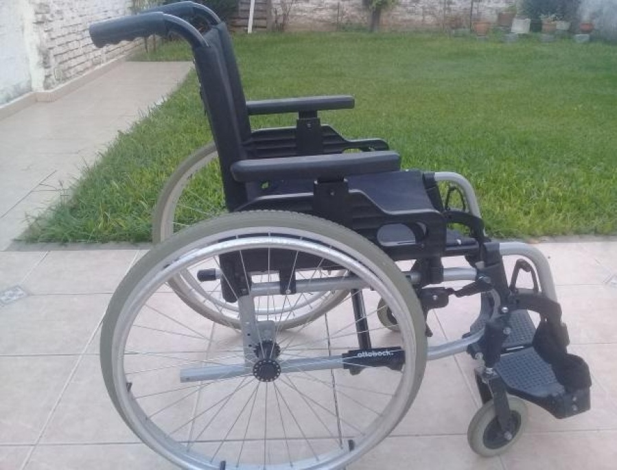 Tiene enfermedad terminal y no puede caminar: una madre de La Plata necesita imperiosamente una silla de ruedas para su hijo