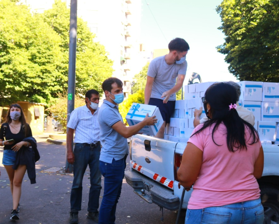 Se entregaron cajas navideñas para los manteros ubicados en Plaza Italia