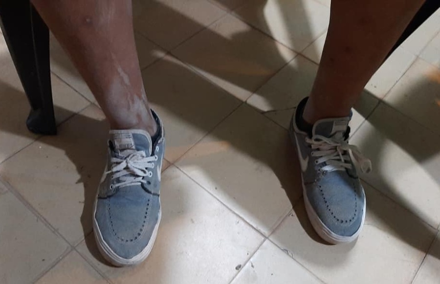 Tiene un único par de zapatillas para todo, le quedan chicas, y necesita unas nuevas para ir a la escuela en La Plata