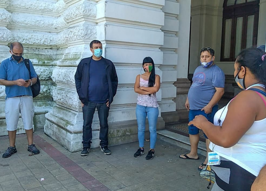 Vecinos de Altos de San Lorenzo reclaman en las puertas del municipio por la falta de agua en el barrio