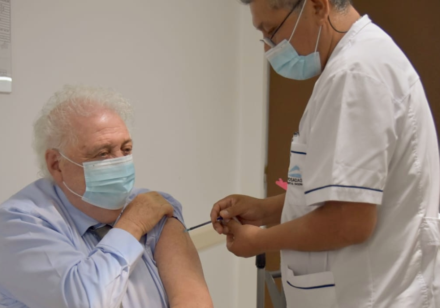 Ginés González García también se vacunó con la Sputnik V y lo confirmó en sus redes sociales