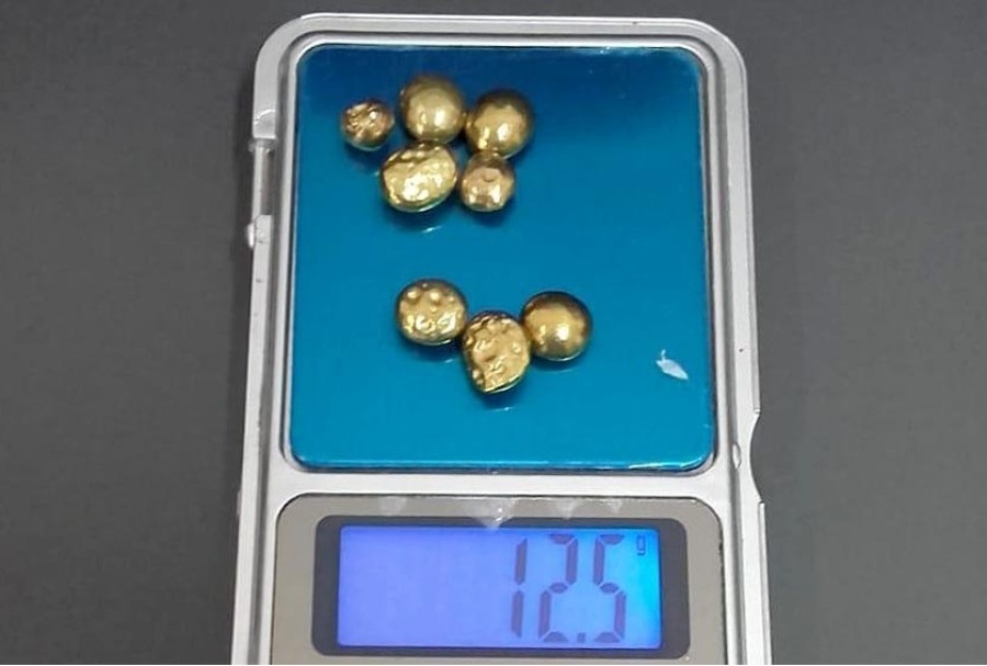 Estafaban a vecinos con pepitas de oro falsas