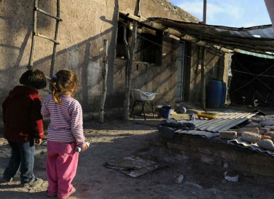 Según un Informe de la UCA, el 60% de los niños y jóvenes del país es pobre y el 16%, indigente