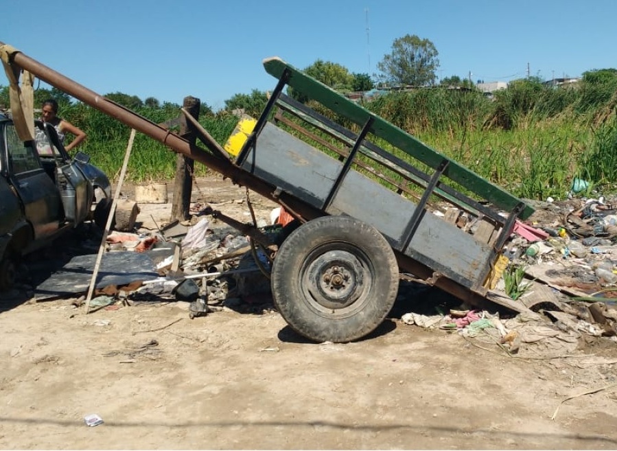 Son de La Plata, tienen 7 hijos y necesitan urgente camas, ropa y cocina: “El carro solo los ayuda para comer”