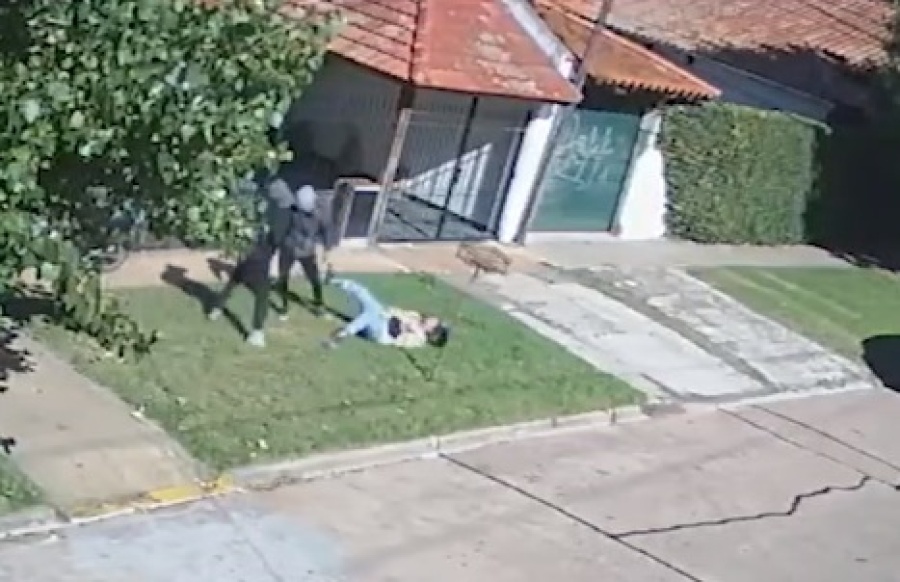 VIDEO: Así se defendió la mujer platense del ataque de dos motochorros que quisieron robarle la cartera