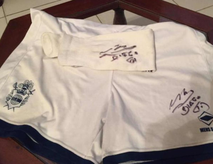 Jugó en Gimnasia, Maradona le firmó el pantalón y ahora lo vende a ¡400 mil pesos!: “Lucra con su muerte”