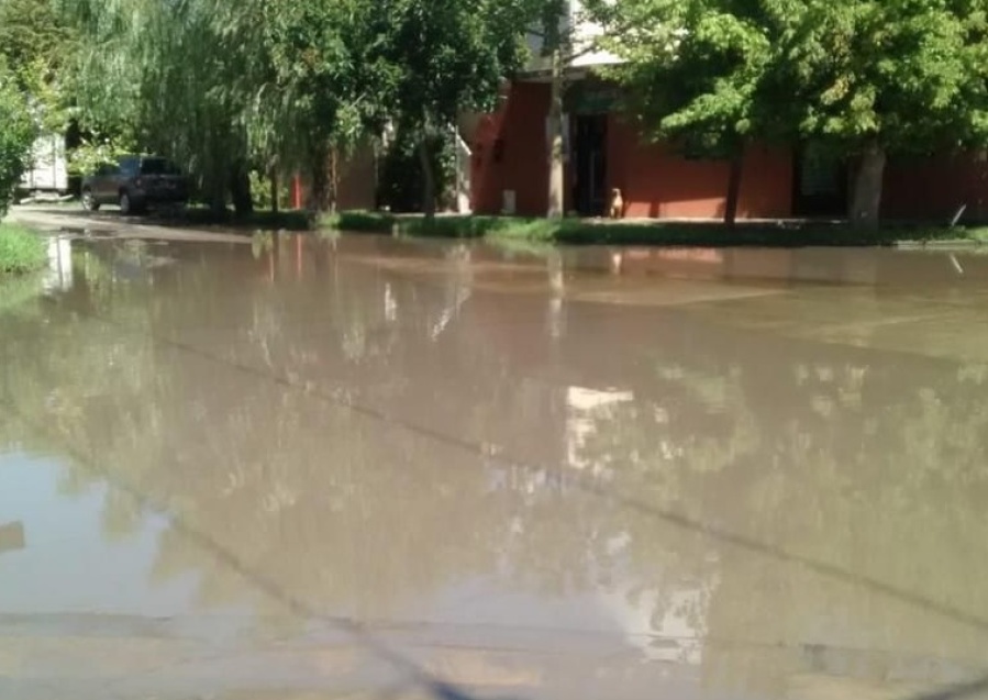 Vecinos de Altos de San Lorenzo aseguran que conviven con una laguna permanente