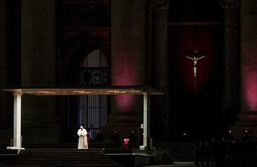 El Papa presidió en la Plaza San Pedro un Vía Crucis escrito por niños y jóvenes
