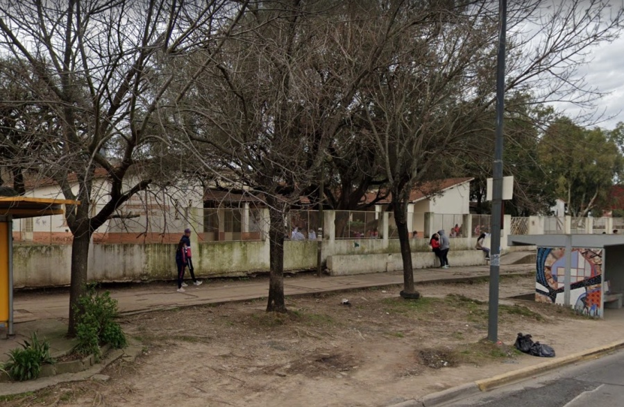 Detuvieron a un sujeto que merodeaba la zona de una escuela de Tolosa con una réplica de una pistola entre sus prendas