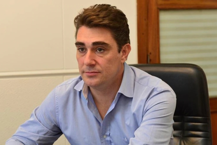 Cuestionan al exministro macrista, Iguacel porque desvinculará de IOMA a todos los empleados municipales