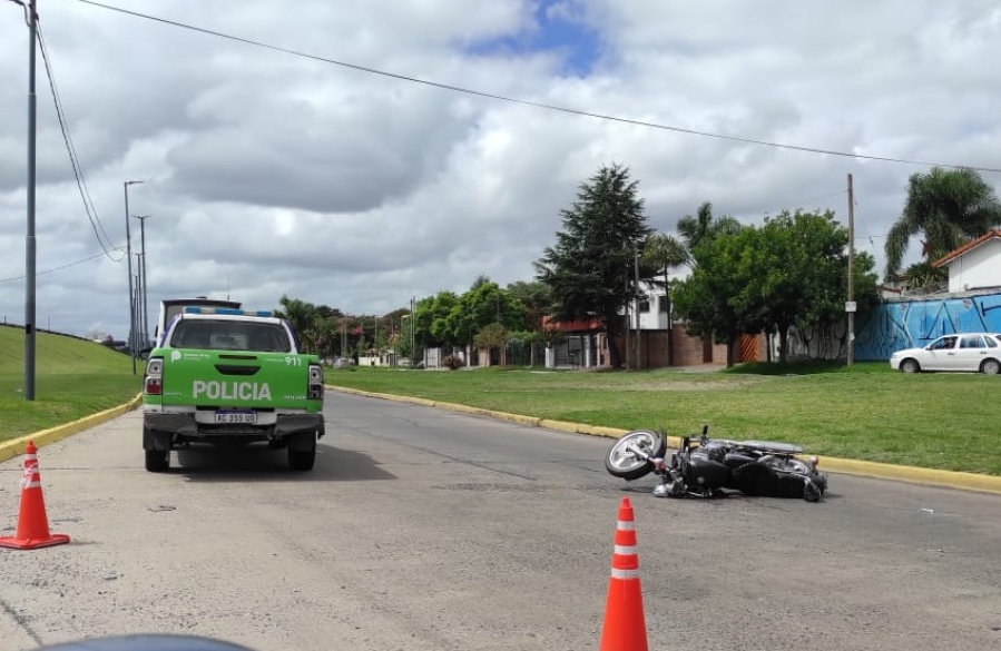 Un colectivo y una moto chocaron en 13 y 522