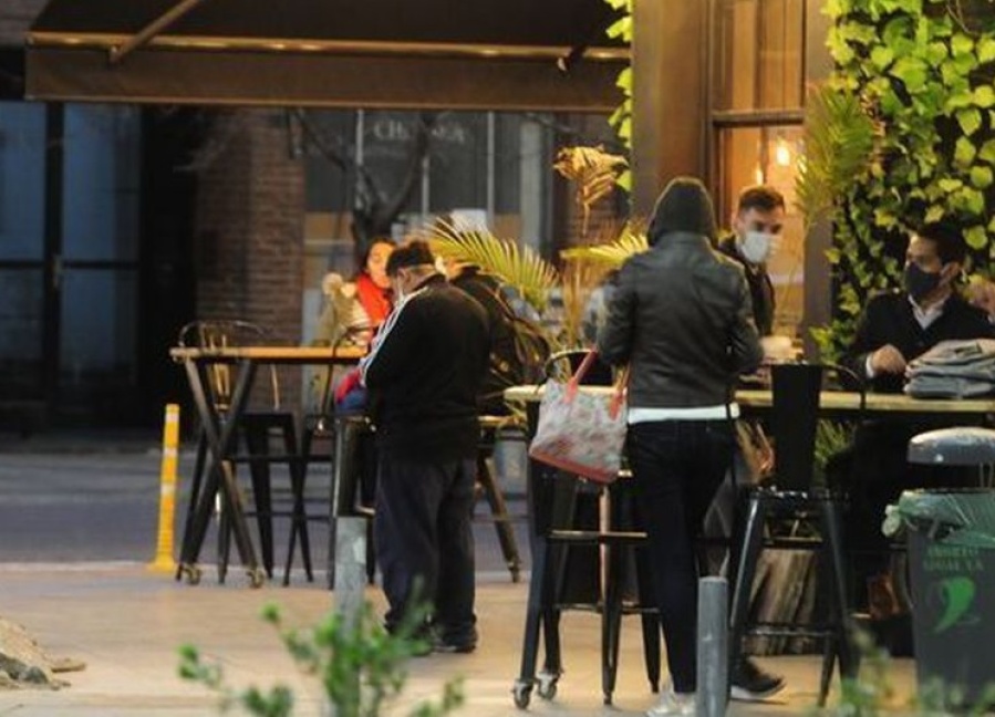 Afirman que en La Plata, la franja más comprometida en cuanto a contagios por COVID-19 es la que va entre 30 y 39 años