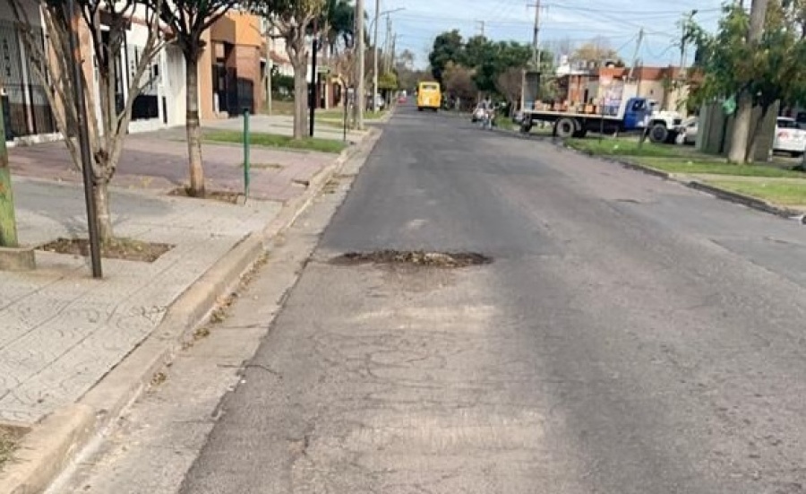 Vecinos de Barrio Jardín reclaman por los enormes baches asfálticos