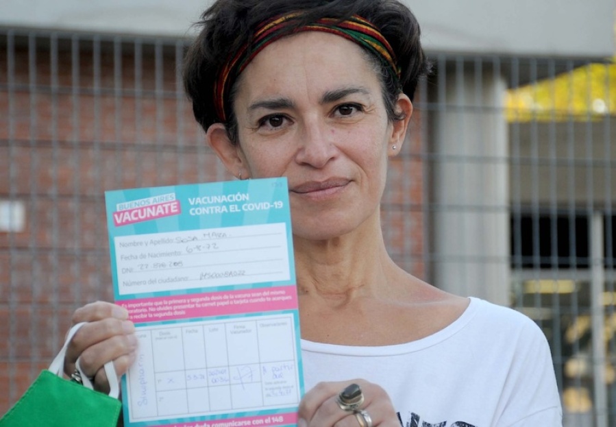 La mitad de los mayores de 20 años recibió la primera dosis contra el COVID-19 en el país