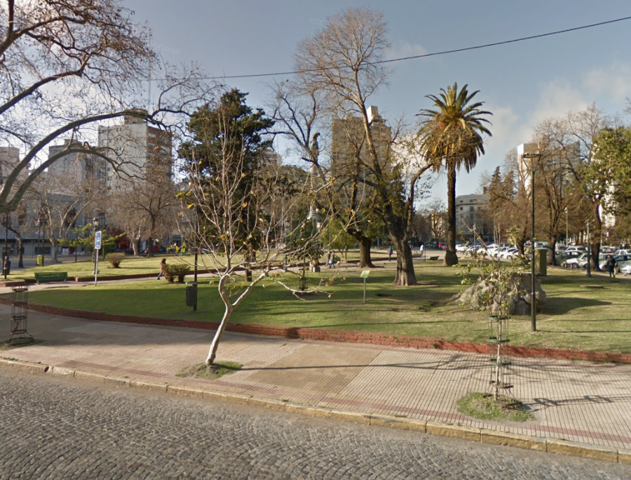 Vecinos y comerciantes denuncian que las ferias de venta de ropa ilegal se multiplicaron en Plaza Italia