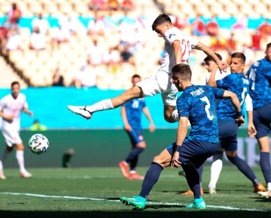 España goleó a un flojo Eslovaquia y se metió en los octavos de final