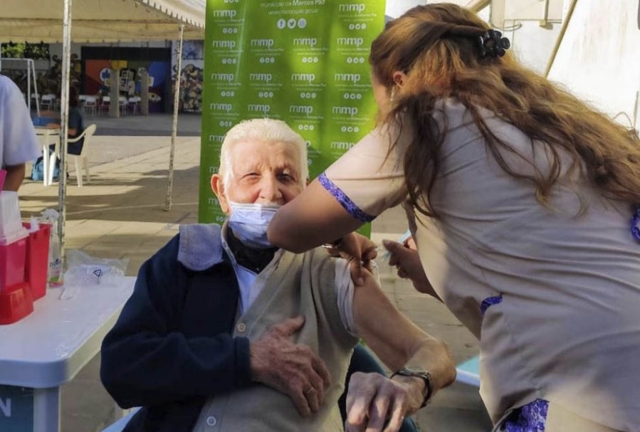 Tiene 100 años, recibió la vacuna contra el COVID-19 y sugiere dársela